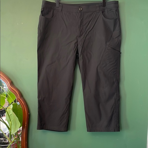 Eddie Bauer Women's 16 Black Tech Capri Pants Outdoor Hiking - Picture 1 of 9